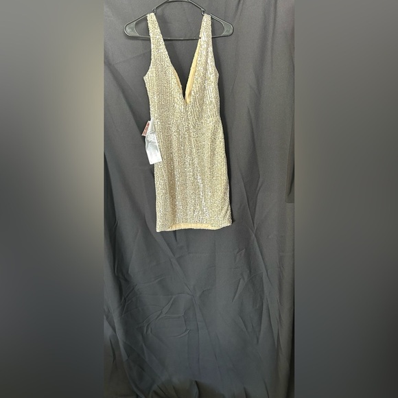 Mac Duggal 26496 NWT FRONT TWIST PLUNGING SEQUINED MINI DRESS - Picture 5 of 7